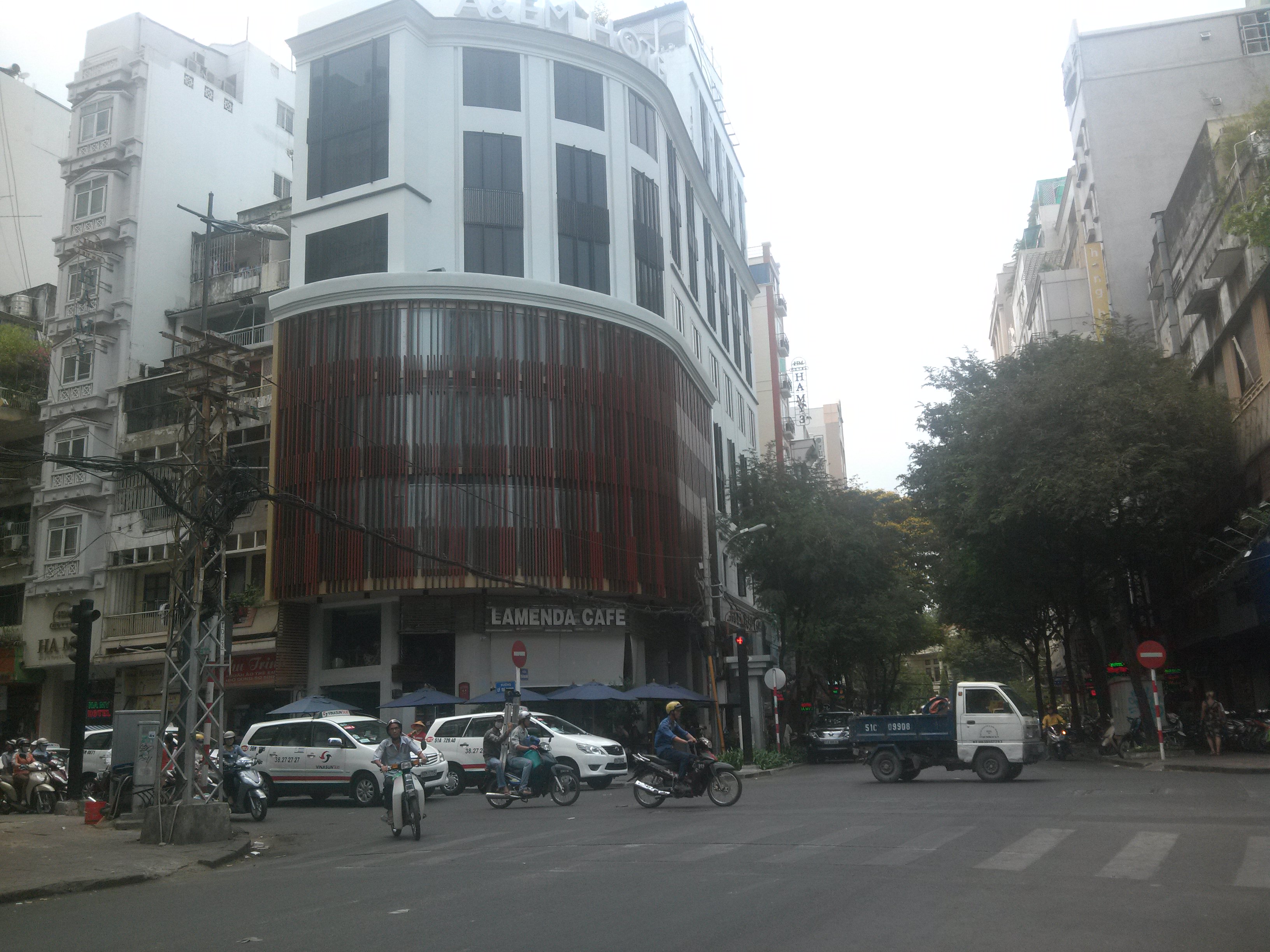 Mặt tiền Lý Tự Trọng đối diện Chợ Bến Thành