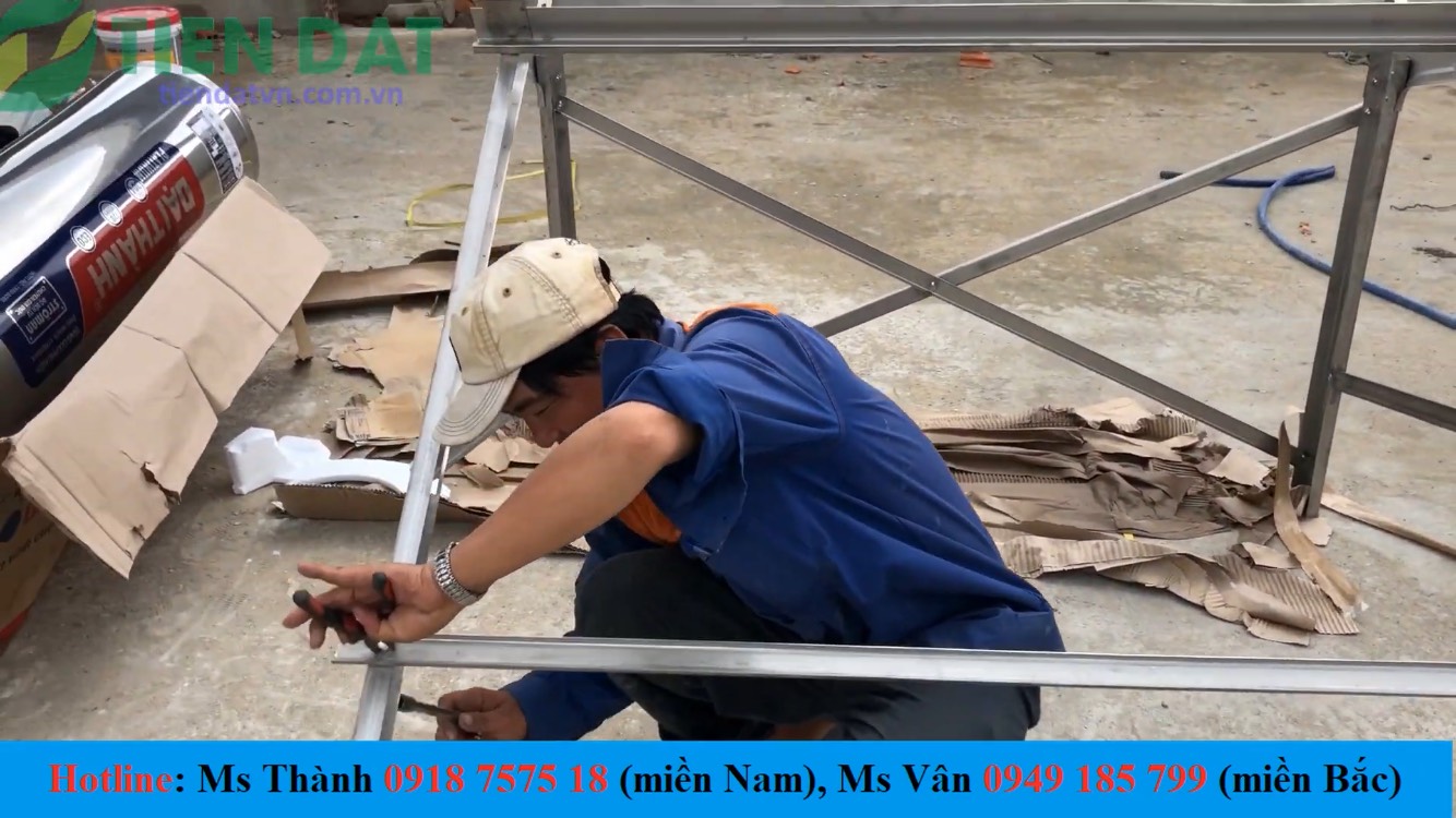 Siết chặt các ốc ở chân máy Siết chặt các ốc ở chân máy