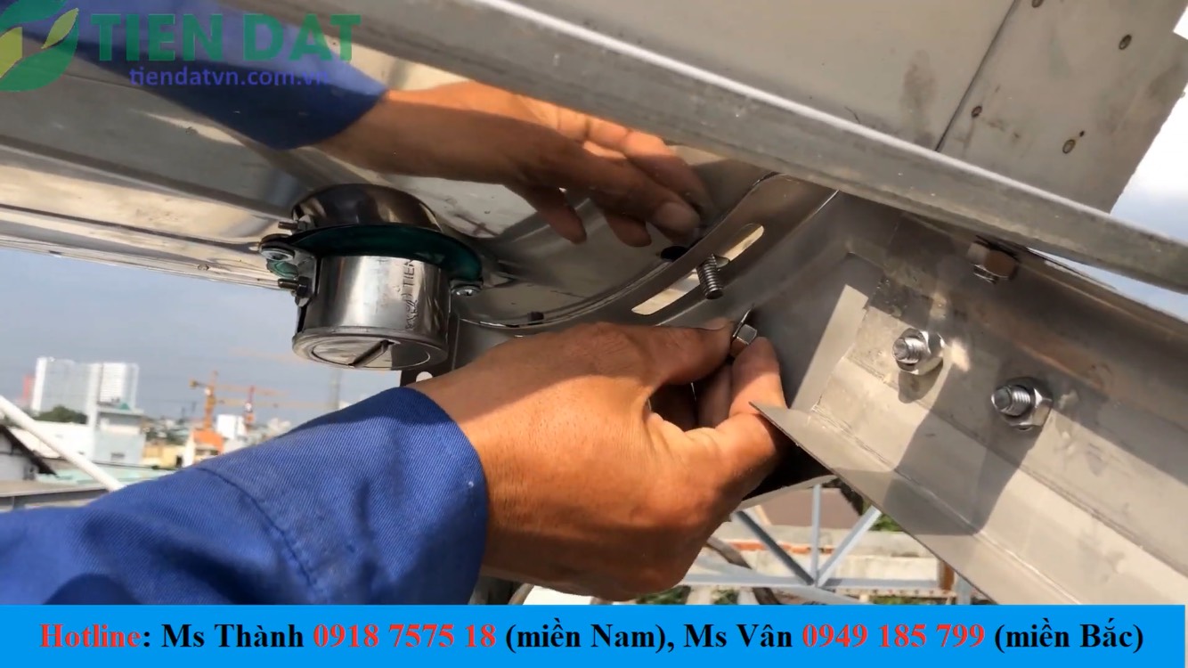 Siết chặt các ốc giữa bình bảo ôn và giá đỡ Siết chặt các ốc giữa bình bảo ôn và giá đỡ