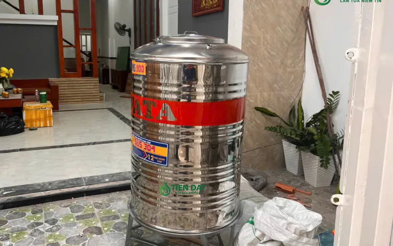 Công trình thực tế giao bồn nước inox Hwata 500L Đứng tại Gò Vấp - Bồn được vận chuyển cẩn thận, kiểm tra đầy đủ tem nhãn