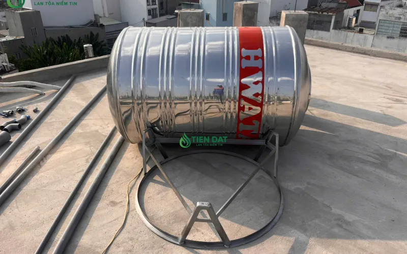 Công trình thực tế giao kéo bồn nước Hwata 1000L đứng tại Gò Vấp - Giải pháp trữ nước an toàn cho gia đình 4 -  5 người