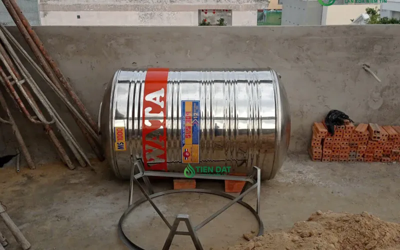 Công trình thực tế giao và kéo bồn nước inox Hwata 1000L Đứng tại Gò Vấp - Đội ngũ kỹ thuật thao tác linh hoạt, đảm bảo