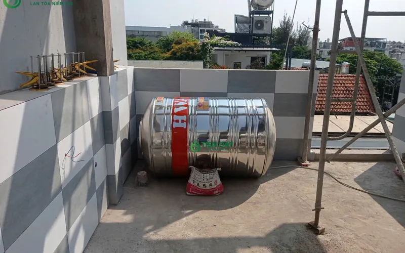 Công trình thực tế giao kéo bồn nước inox Hwata 1000L đứng tại Gò Vấp - Quá trình thực hiện diễn ra nhanh chóng, gọn gàng