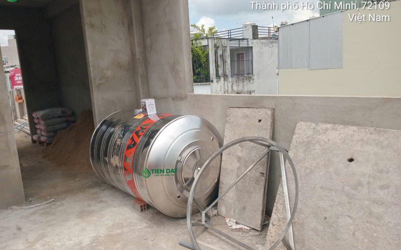 Công trình thực tế giao và kéo bồn nước inox Hwata 1000L Đứng Tại Tân Bình