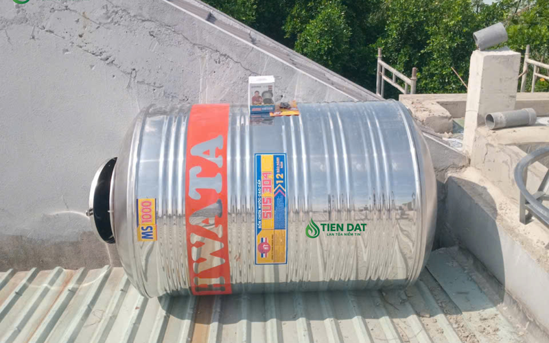 Công trình thực tế giao và kéo bồn nước inox Hwata 1000L Đứng tại Phường Thới An