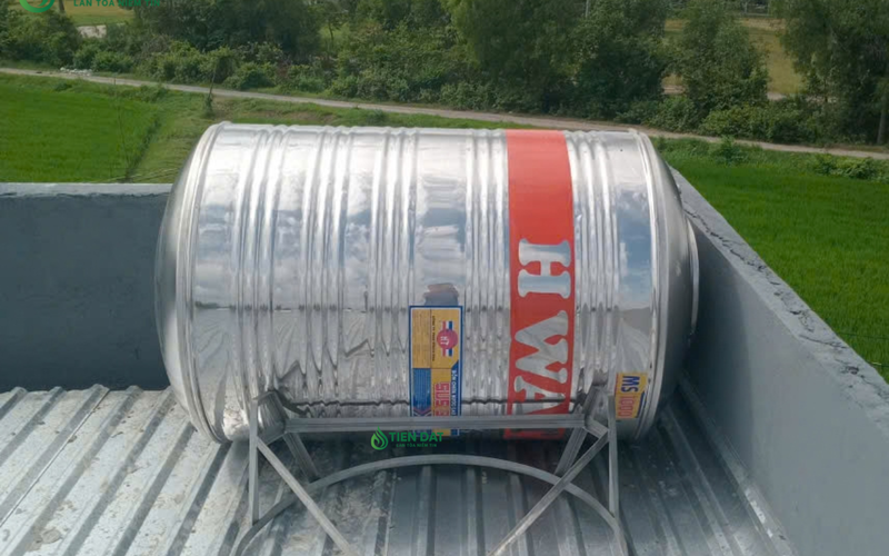 Công trình thực tế giao bồn và hỗ trợ kéo bồn nước inox Hwata 1000L Đứng tại Long An