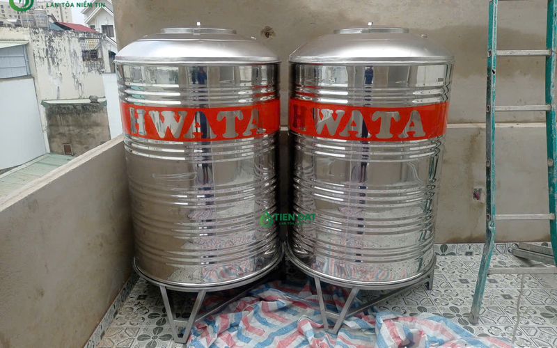 Công trình thực tế giao và kéo 2 bồn nước inox Hwata 1000L Đứng tại Tân Bình 