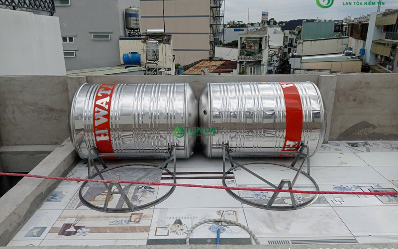 Công trình thực tế giao và kéo 2 bồn nước inox Hwata 1000L đứng tại Gò Vấp 
