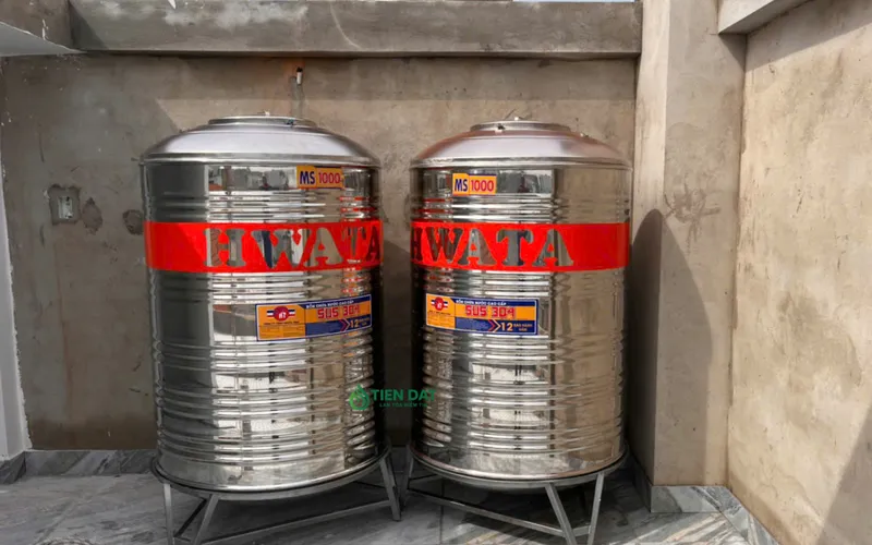 Công trình thực tế giao kéo lầu 2 bồn inox Hwata 1000L đứng tại Gò Vấp