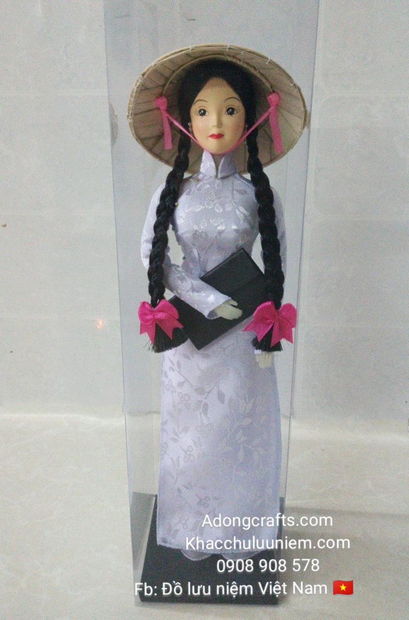 Búp bê cố gái nữ sinh áo trắng vải lụa Việt Nam, được mô phỏng hình dáng thật từ người phụ nữ Việt Nam, tà áo được may bằng vải thật với các họa tiết sinh động và đẹp tinh tế băt mắt.