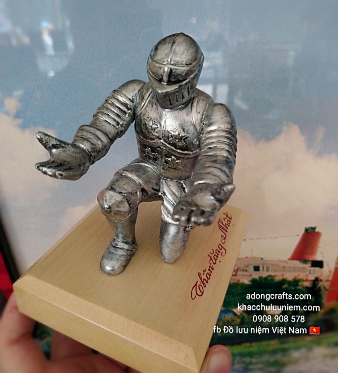 TƯỢNG CHIẾN BINH GIỮ BÚT - GIÁ ĐỠ BÚT HIỆP SĨ quà tặng độc đáo dành cho bạn bè người lưu giữ kỷ niệm : Đặc biệt hơn nữa là chúng tôi khắc chữ miễn phí lên kệ bút miễn phí này tại cửa hàng, lấy liền trong vòng 3 phút.