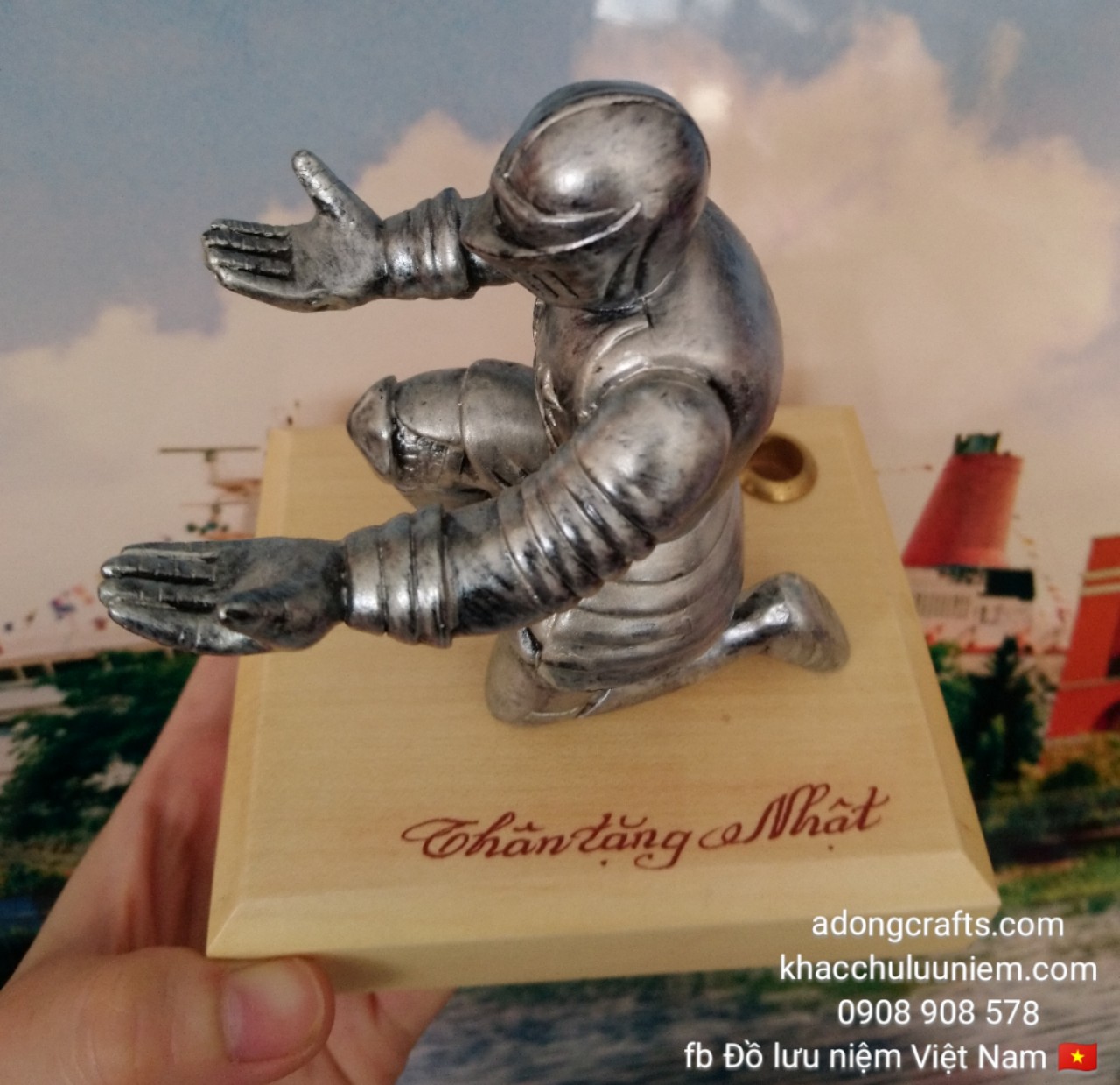 MUA TƯỢNG CHIẾN BINH GIỮ BÚT : có TƯỢNG BÚT - TẶNG BÚT - ĐƯỢC KHẮC TÊN MIỄN PHÍ LÊN KỆ TƯỢNG BÚT VÀ BÚT