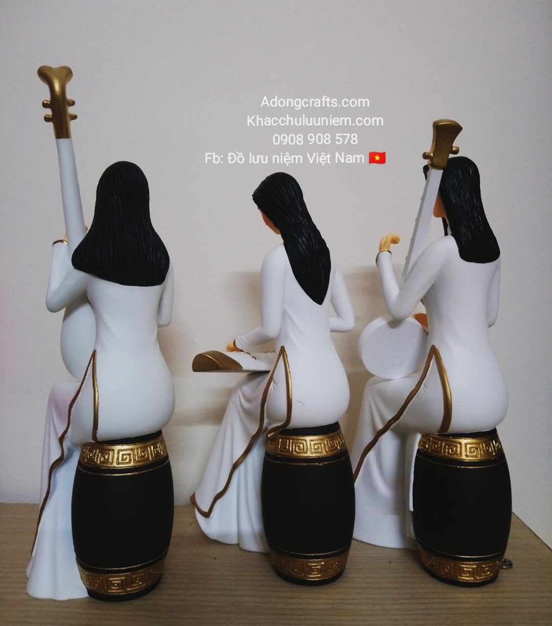 bo tuong ba co gai ngoi choi dan