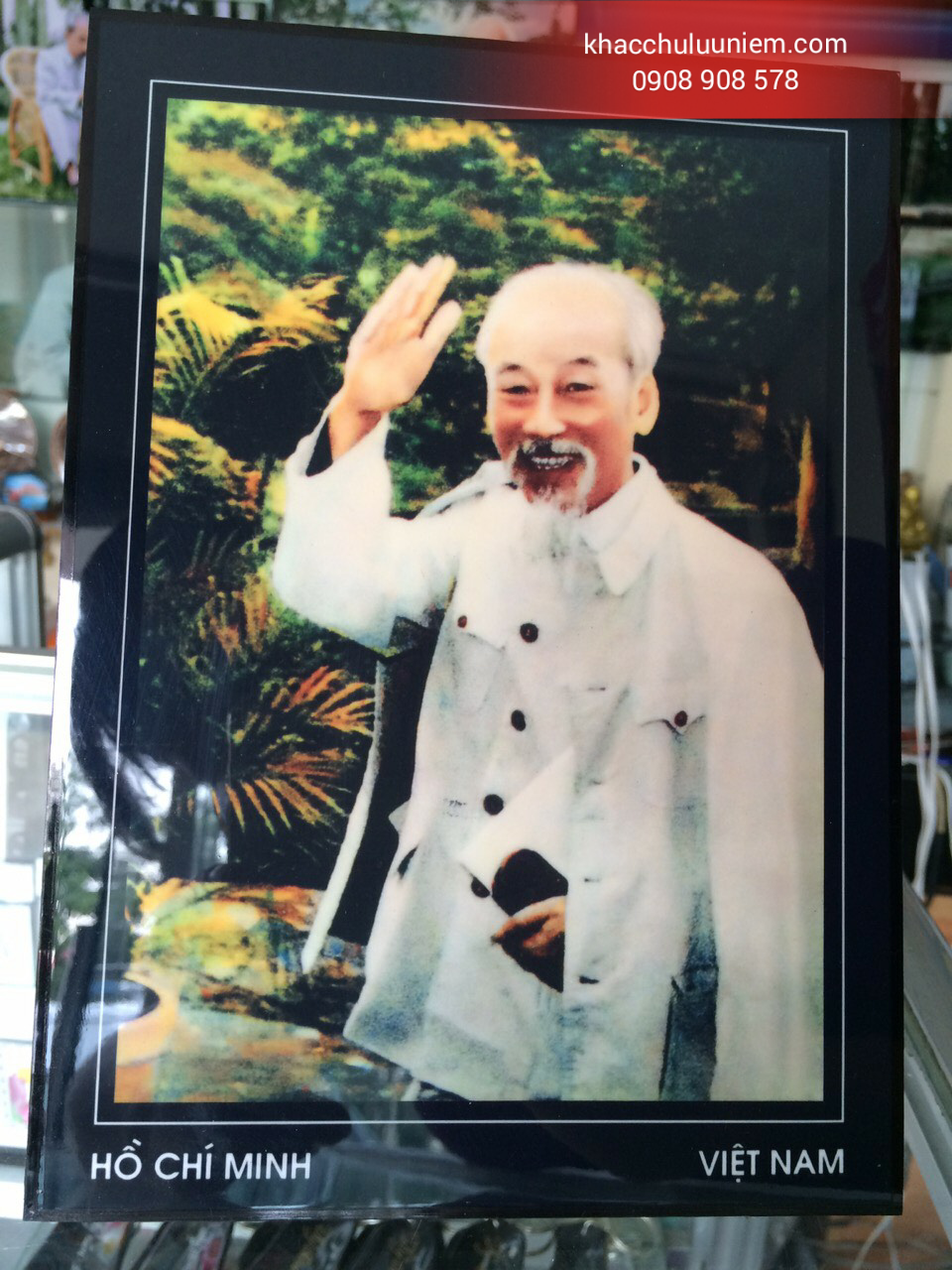 Anh bac ho dung vay chao