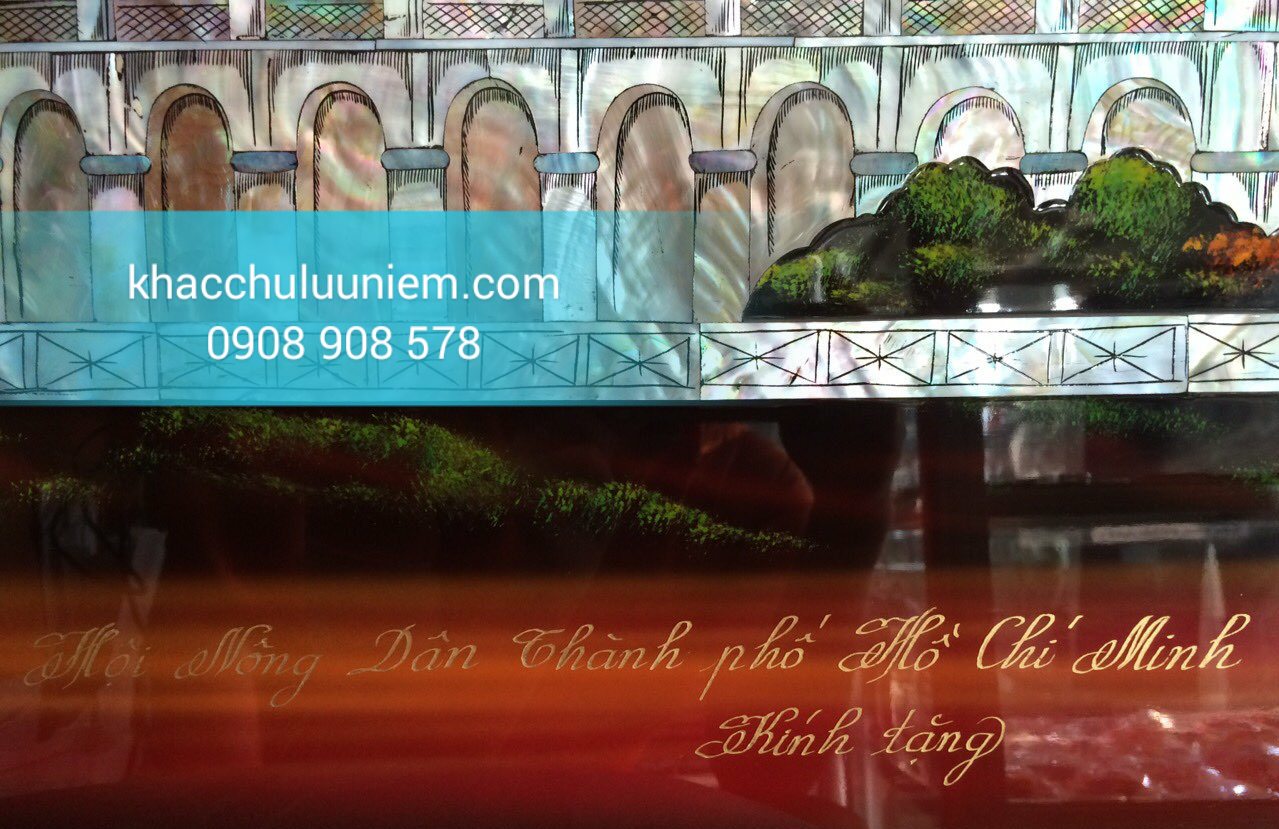 khac chu tren tranh sơn mài