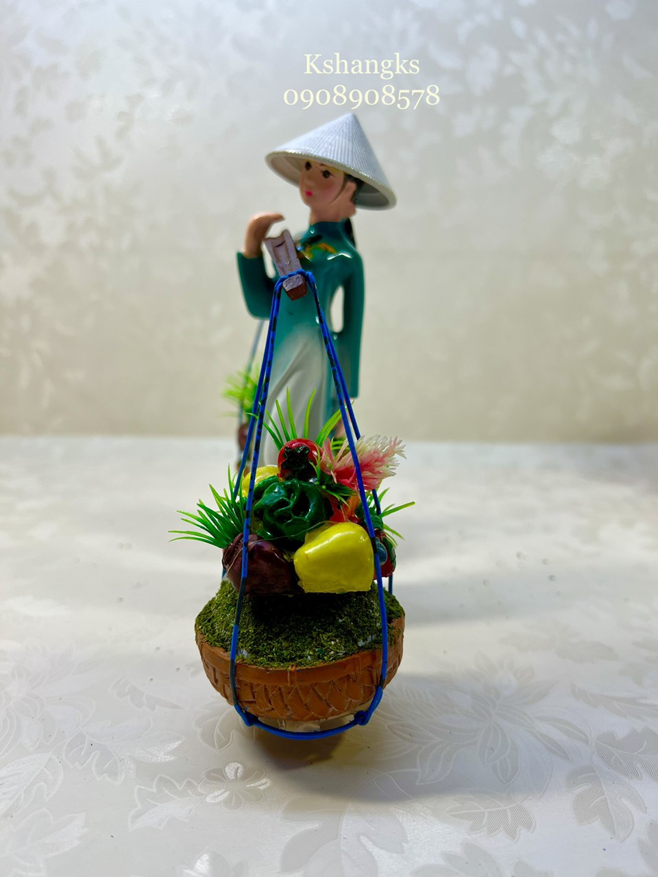 tượng cô gái đội nón lá