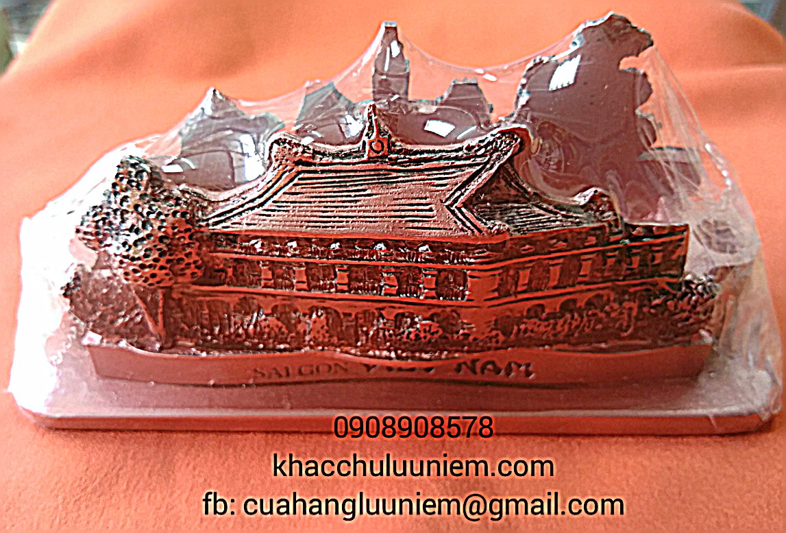 Biểu tượng Bến Nhà Rồng được mô tả qua cắm Viết bút