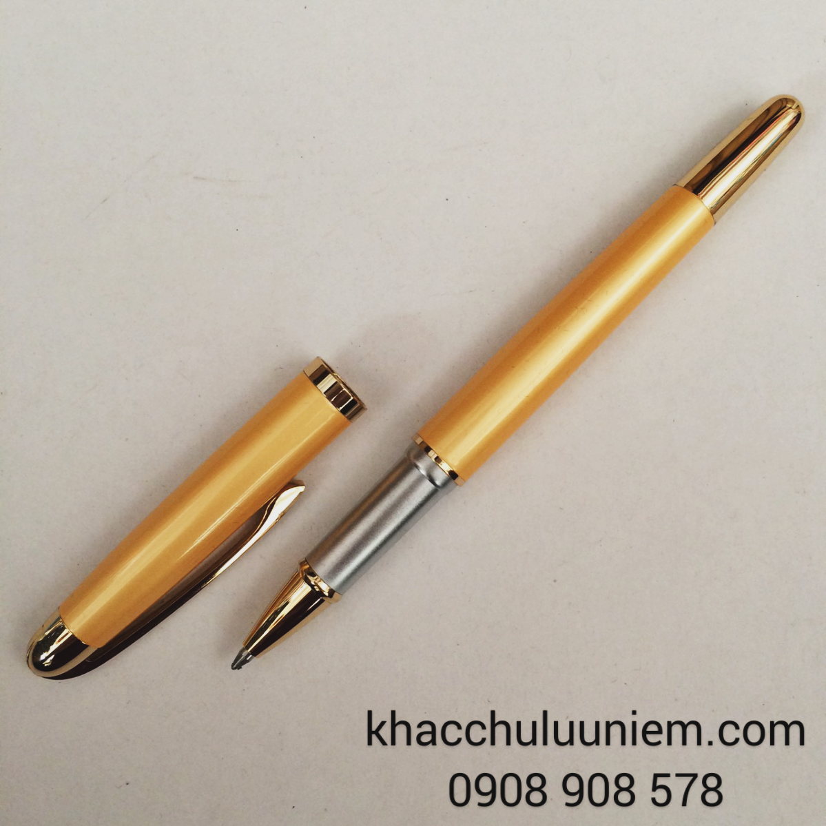 Bút ký lông bi vàng gold khắc tên