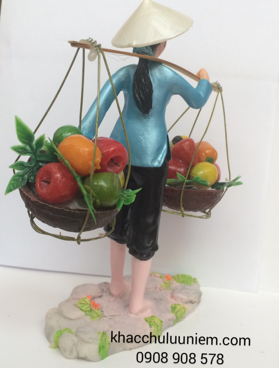 co gai ganh trai cay