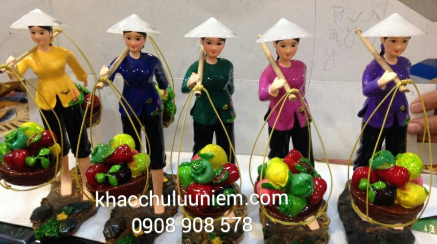 cô gai ganh trai cay