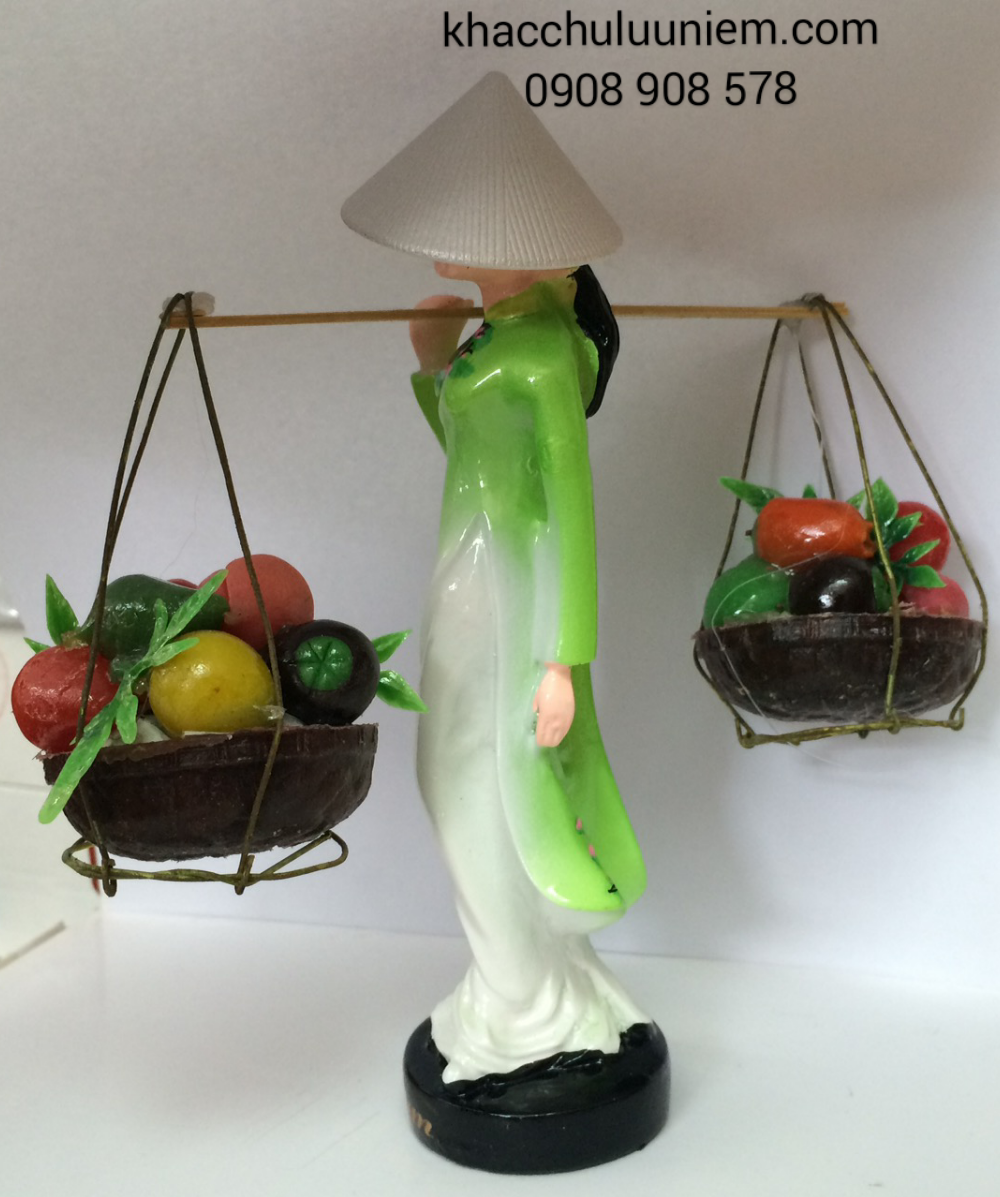 co gai ganh trai cay