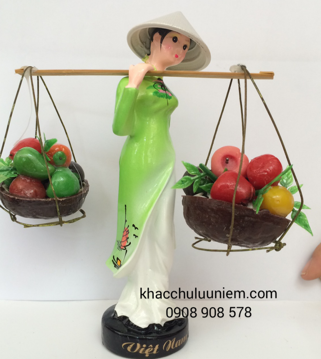 co gai ganh trai cay