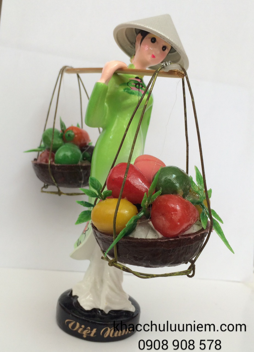 Co gai ganh trai cay