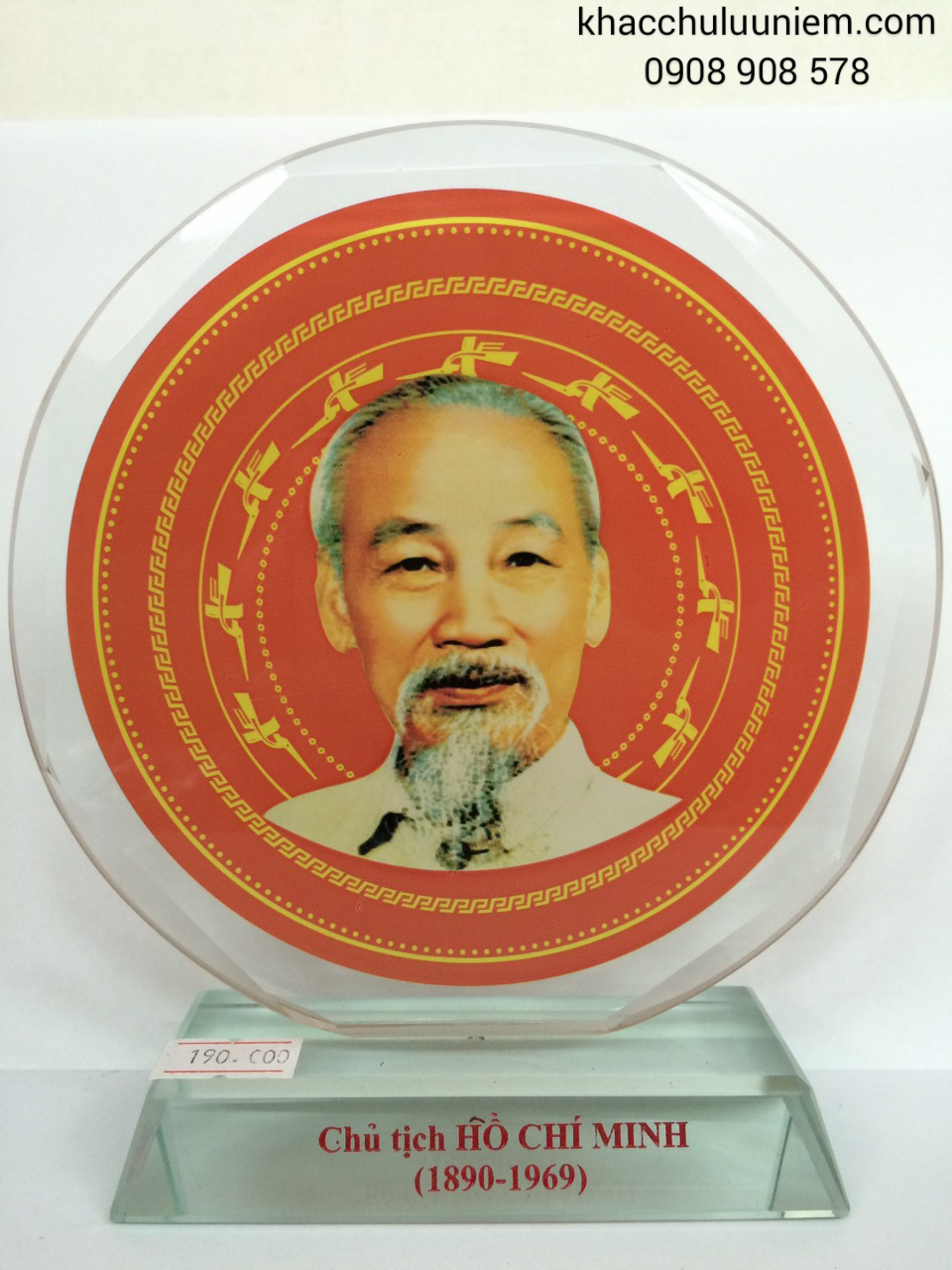 dia chan dung bac ho thuy tinh pha le