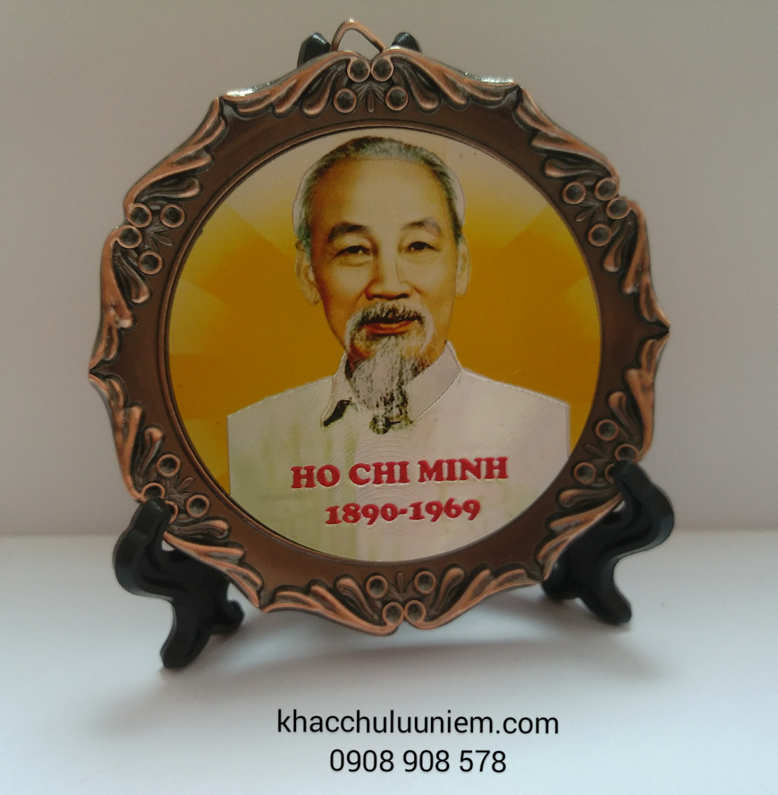 Dia sat kim loai bac ho trang tri