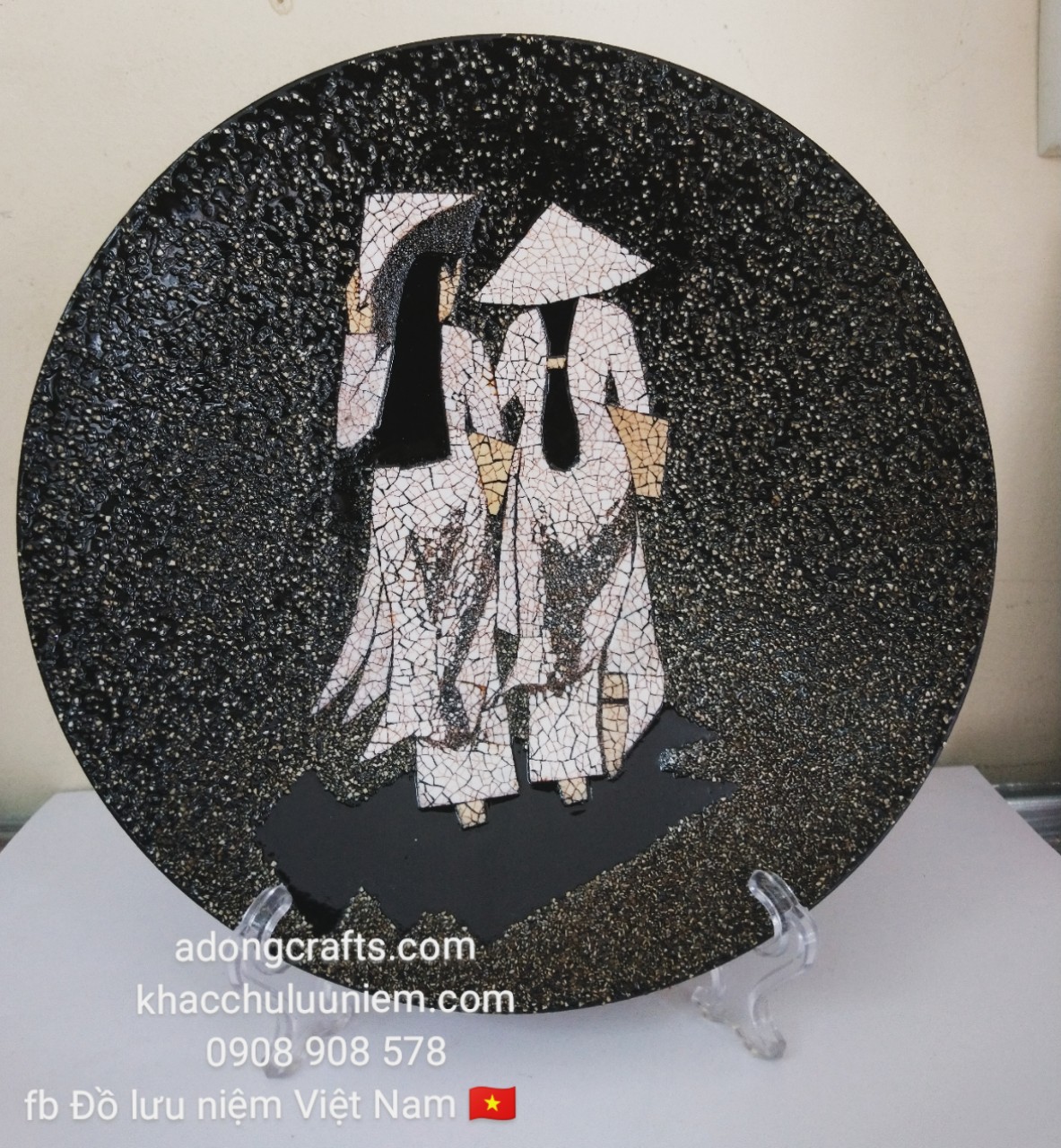 Quà tặng đĩa sơn mài cẩn trứng tạo hình thủ công cô gái Việt Nam mặc áo dài đội nón lá, Giá trị sản phẩm là được làm thủ công bằng bàn tay những nghệ nhân.
