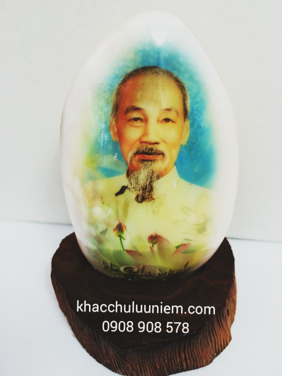 hinh chan dung bac ho tren vo oc