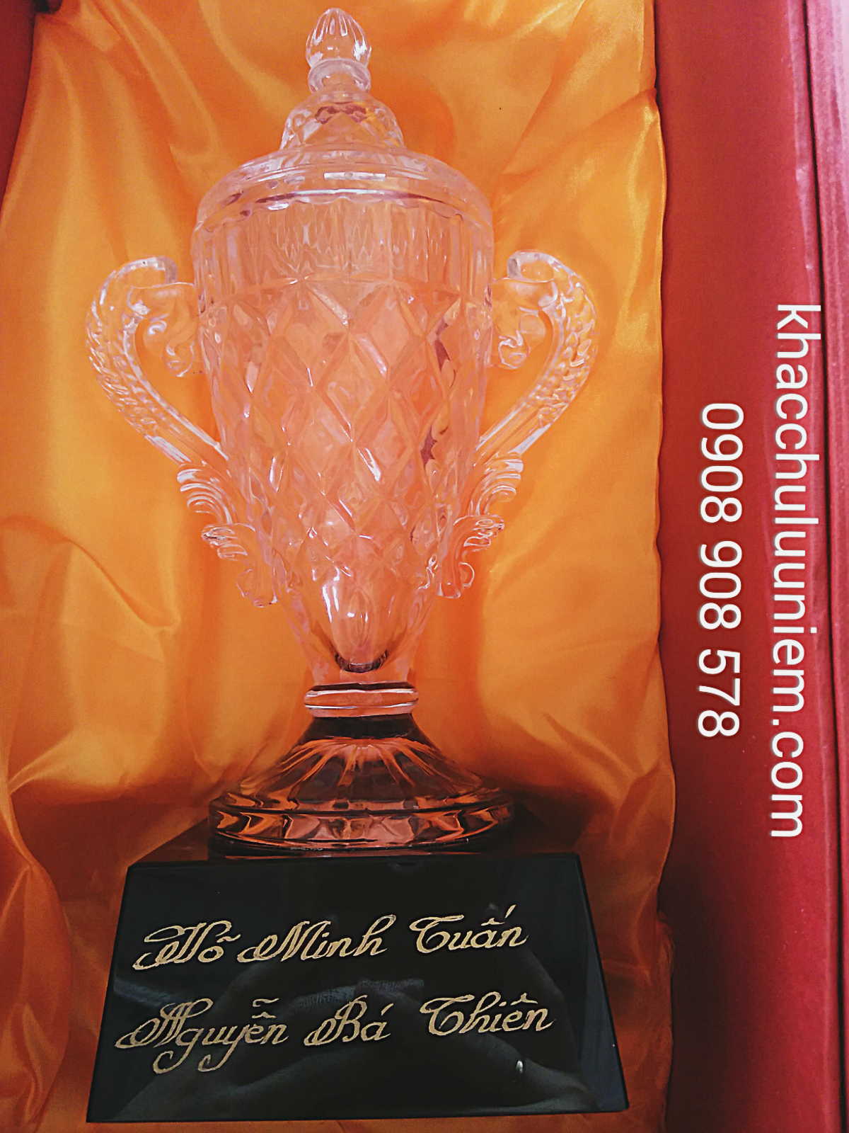 dich vu khac chu tren cup pha le tai san van dong