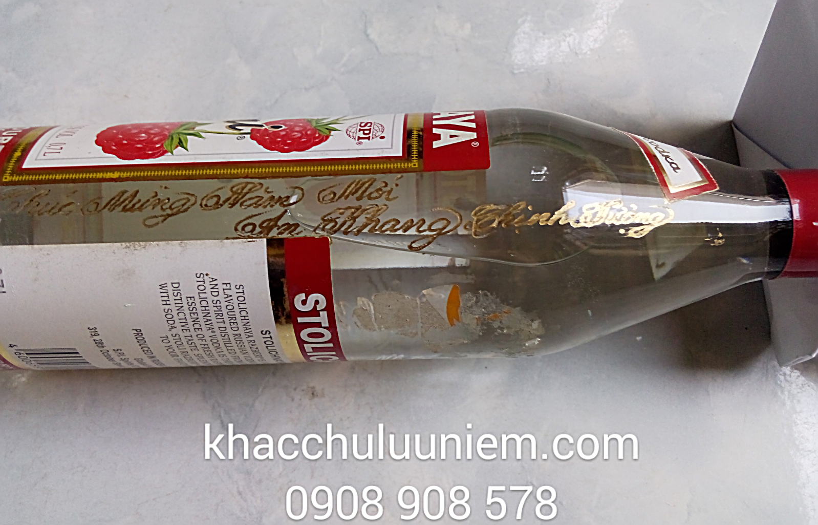 Khắc chữ trên chất liệu thủy tinh