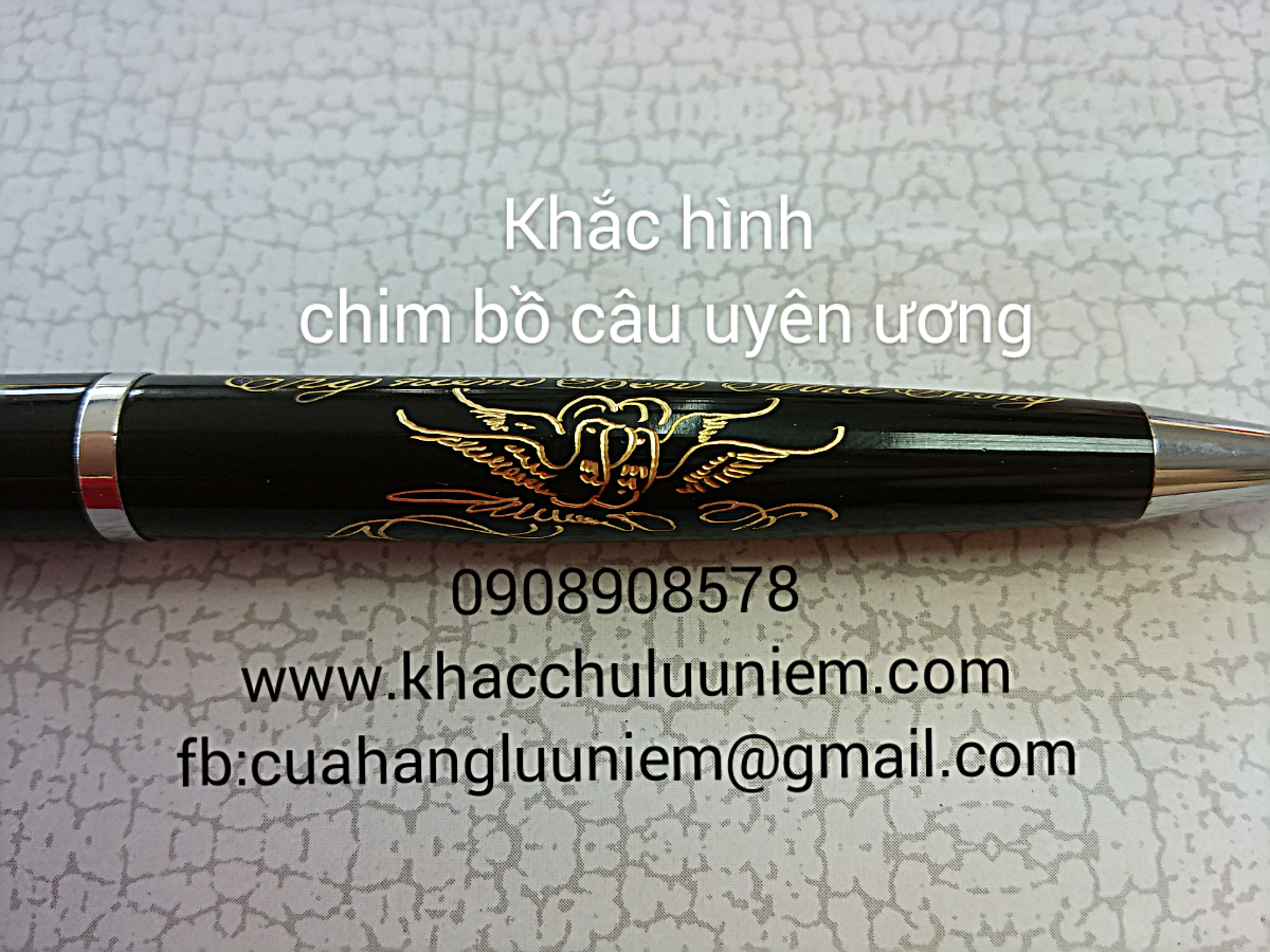 Khắc hình đôi chim bồ câu uyên ương lên thân bút