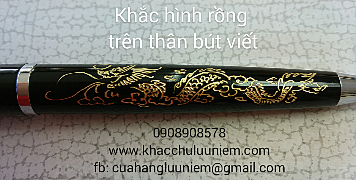 Khắc hình rồng trên thân bút