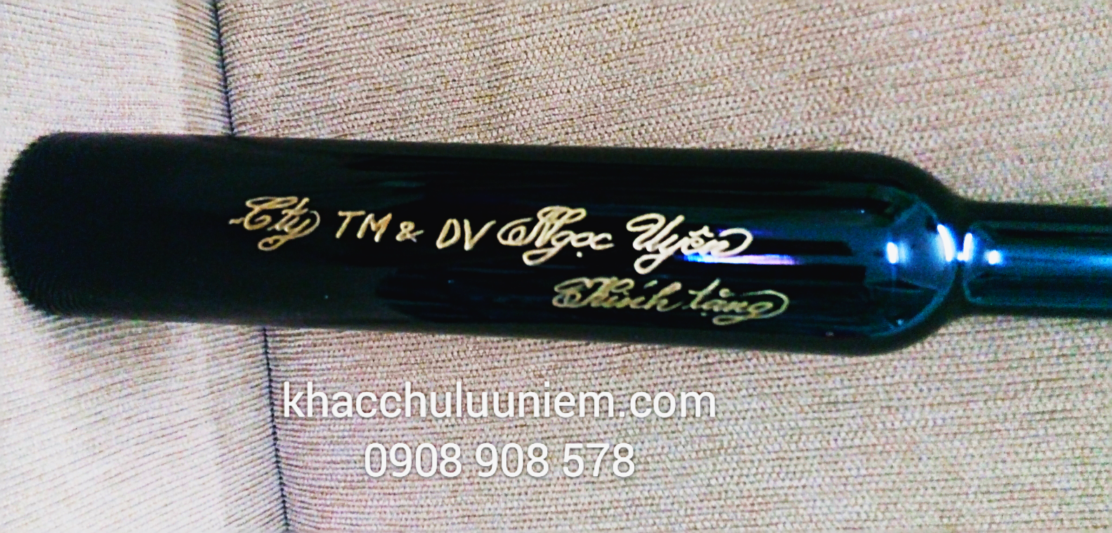 Khắc chữ trên chai rựu thủy tinh