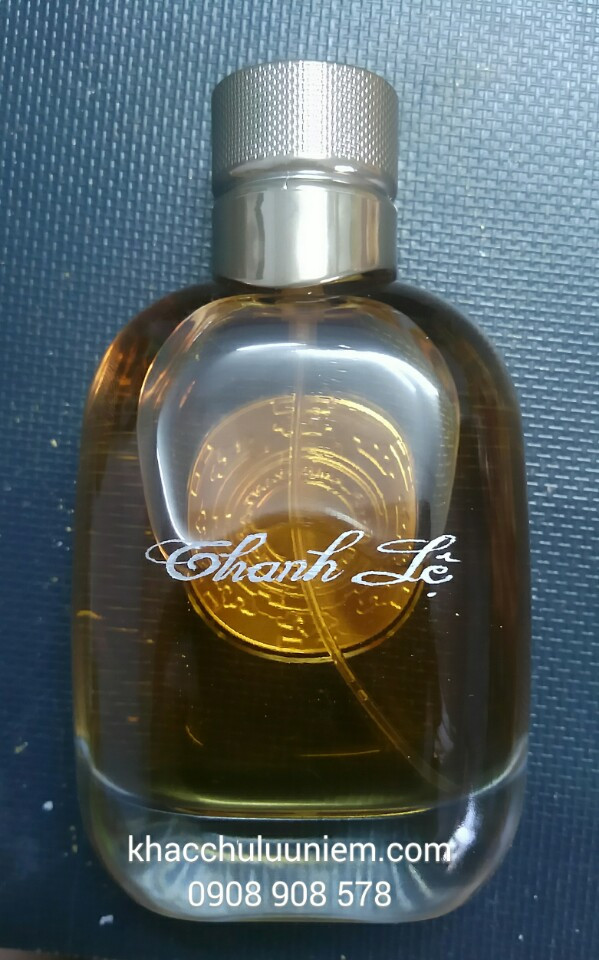 khac chu len chai nuoc hoa theo yeu cau