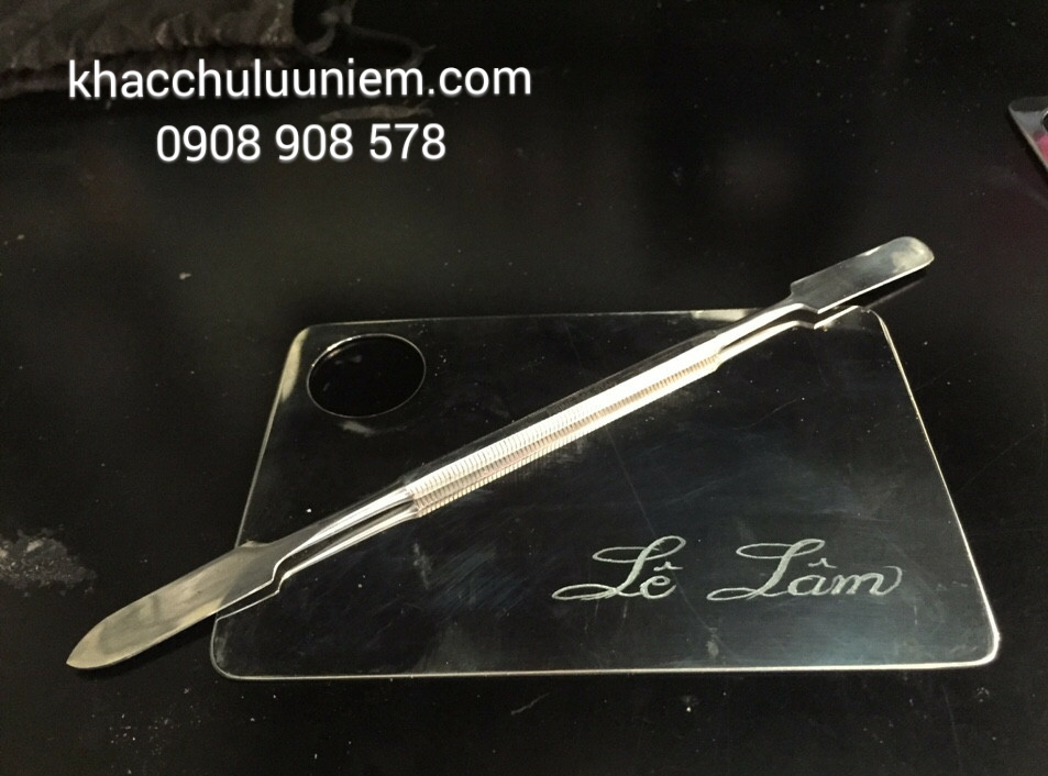 khac ten chu len mieng inox