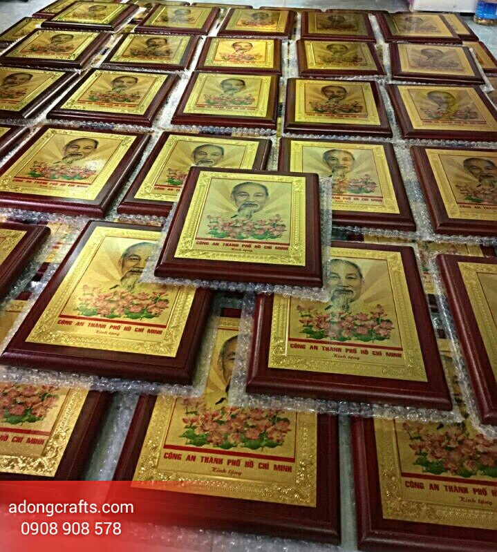 qua tang ky niem chuong chan dung bac ho hoa sen