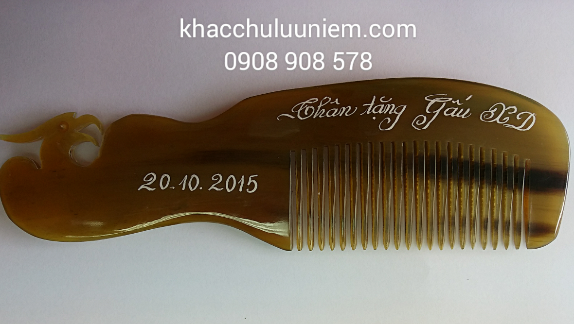 Lược sừng khắc tên