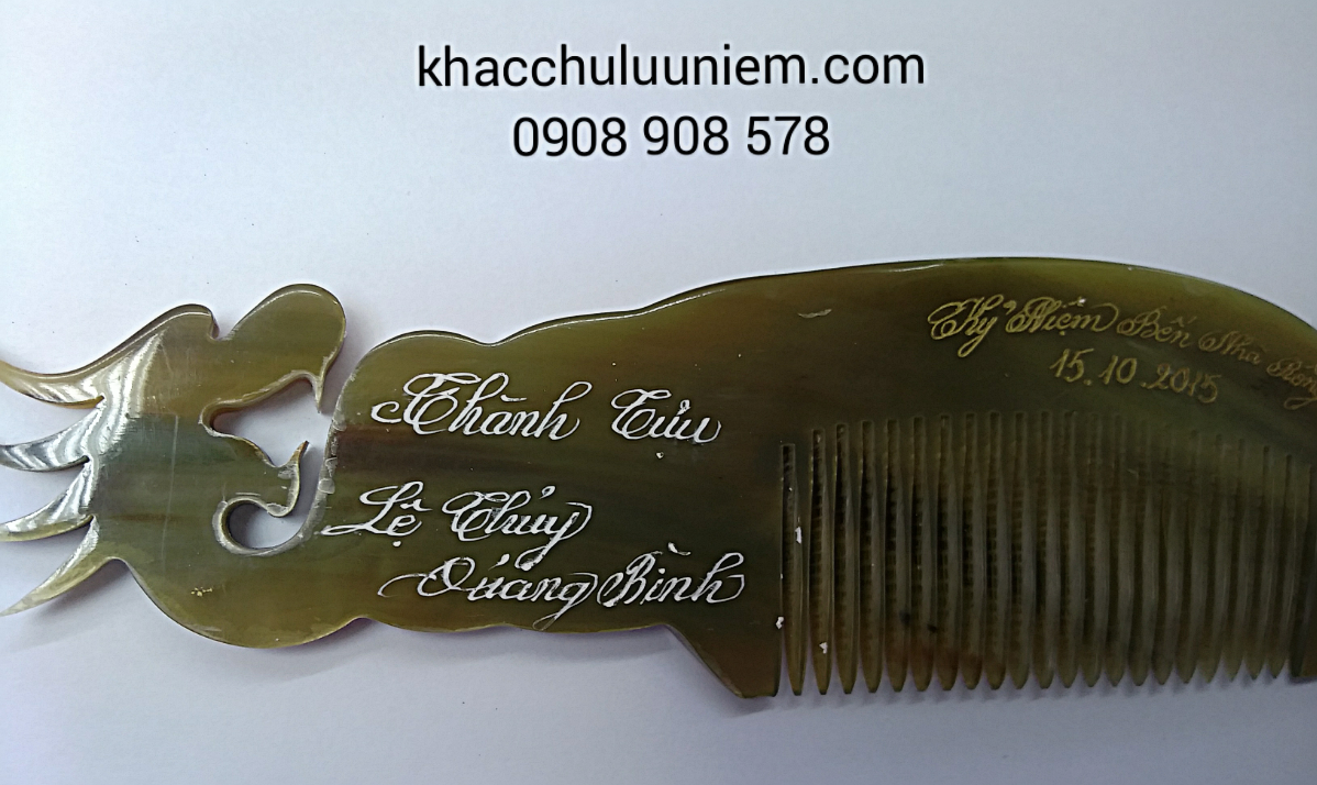 lược sừng khắc chữ