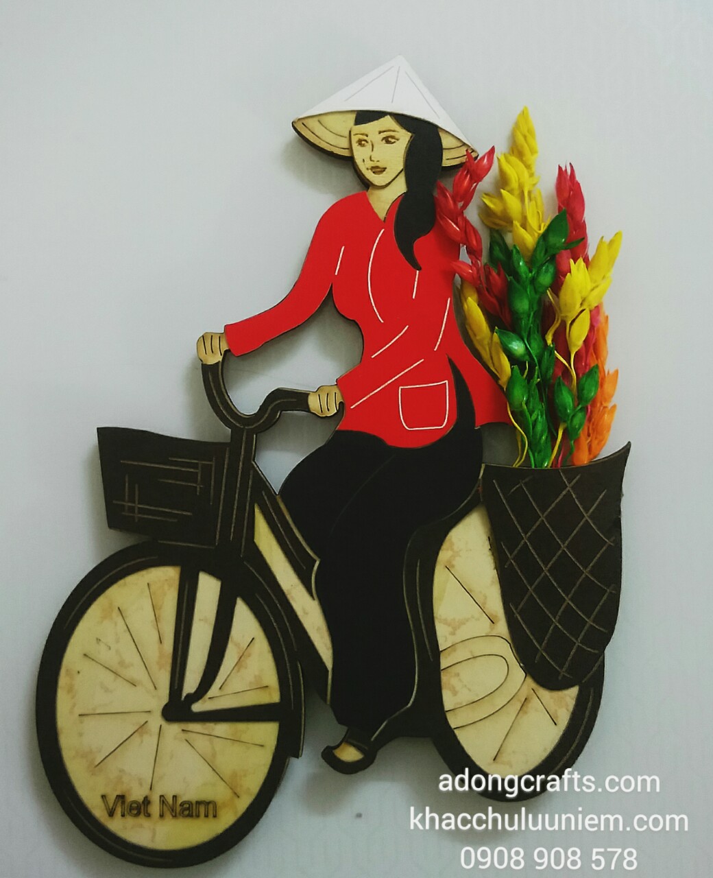 magnet hinh co gai dap xe dap non la