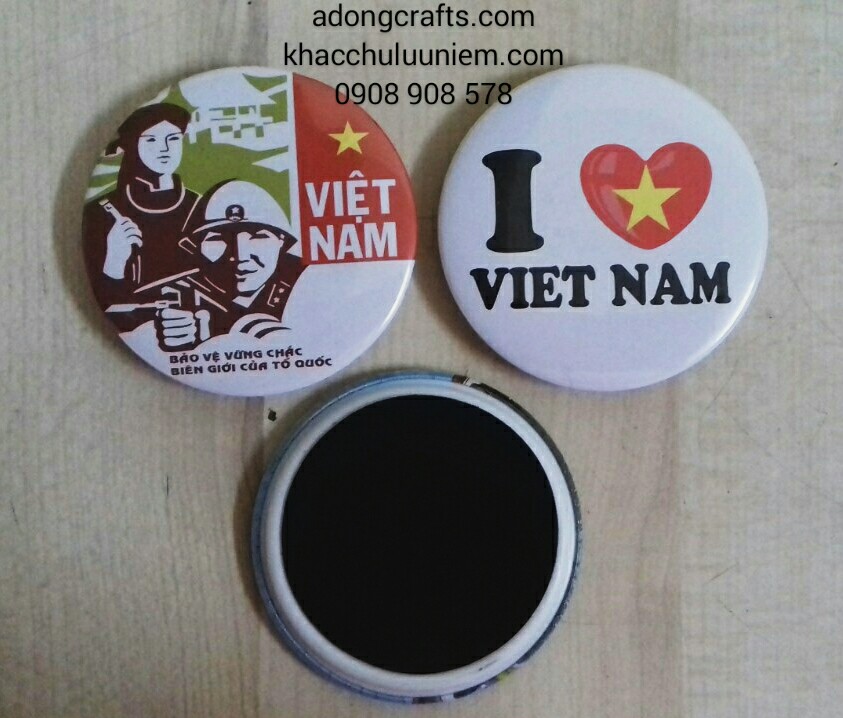 Magnet hit nam châm chất liệu nhựa ốp giấy, hình tròn... Với hình ảnh được thiết kế sẵn là quà tặng hoặc bán ở các khu du lịch. Kiểu magnet này có thể thiết kế là quà cưới, quà tặng bạn bè đến tham dự lễ cưới.