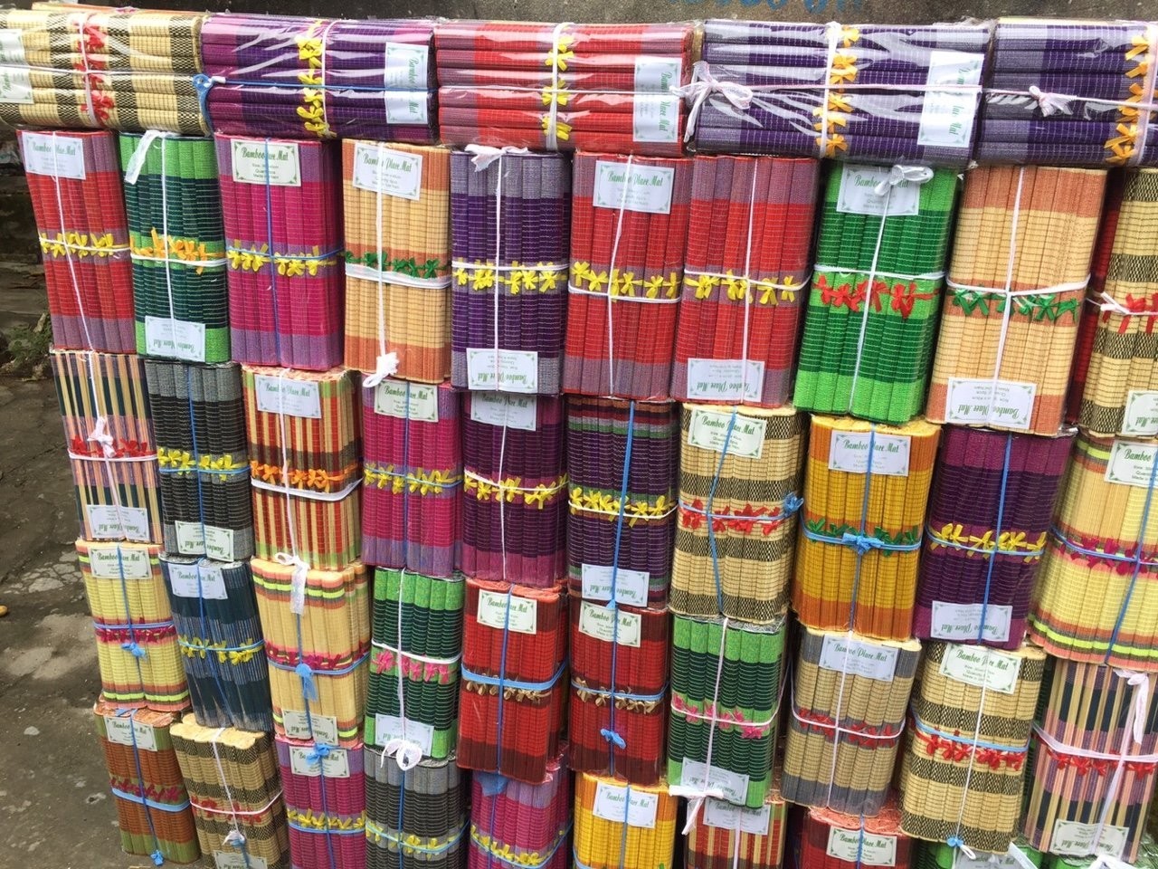 manh tre tho cam lot ban ăn