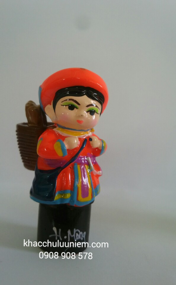 co gai dan toc H' Mong