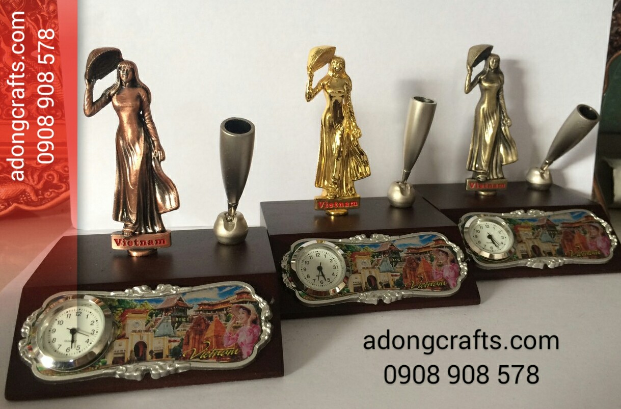 co gai viet nam ao dai cam but dong ho nho