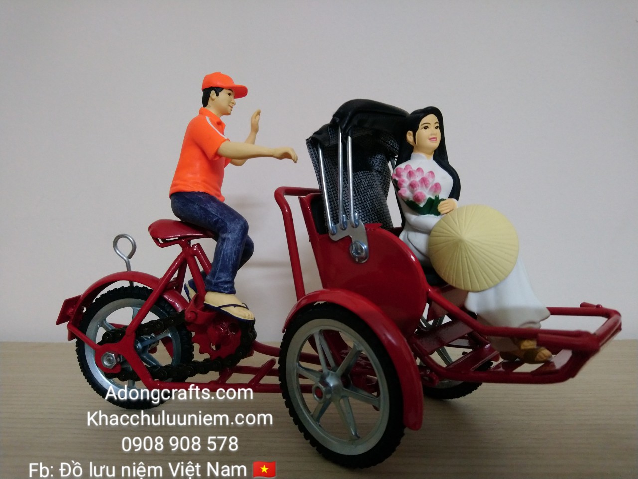 Tượng xích lô cô gái Việt Nam