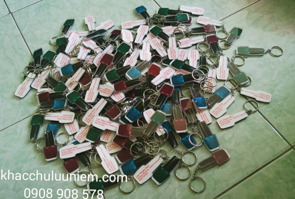 moc khoa hinh chai son mong tay opi