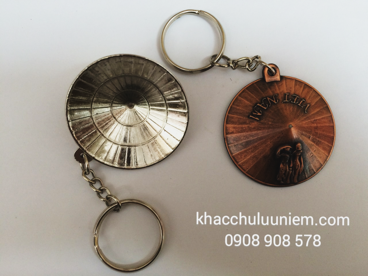 moc khoa non la kim loại