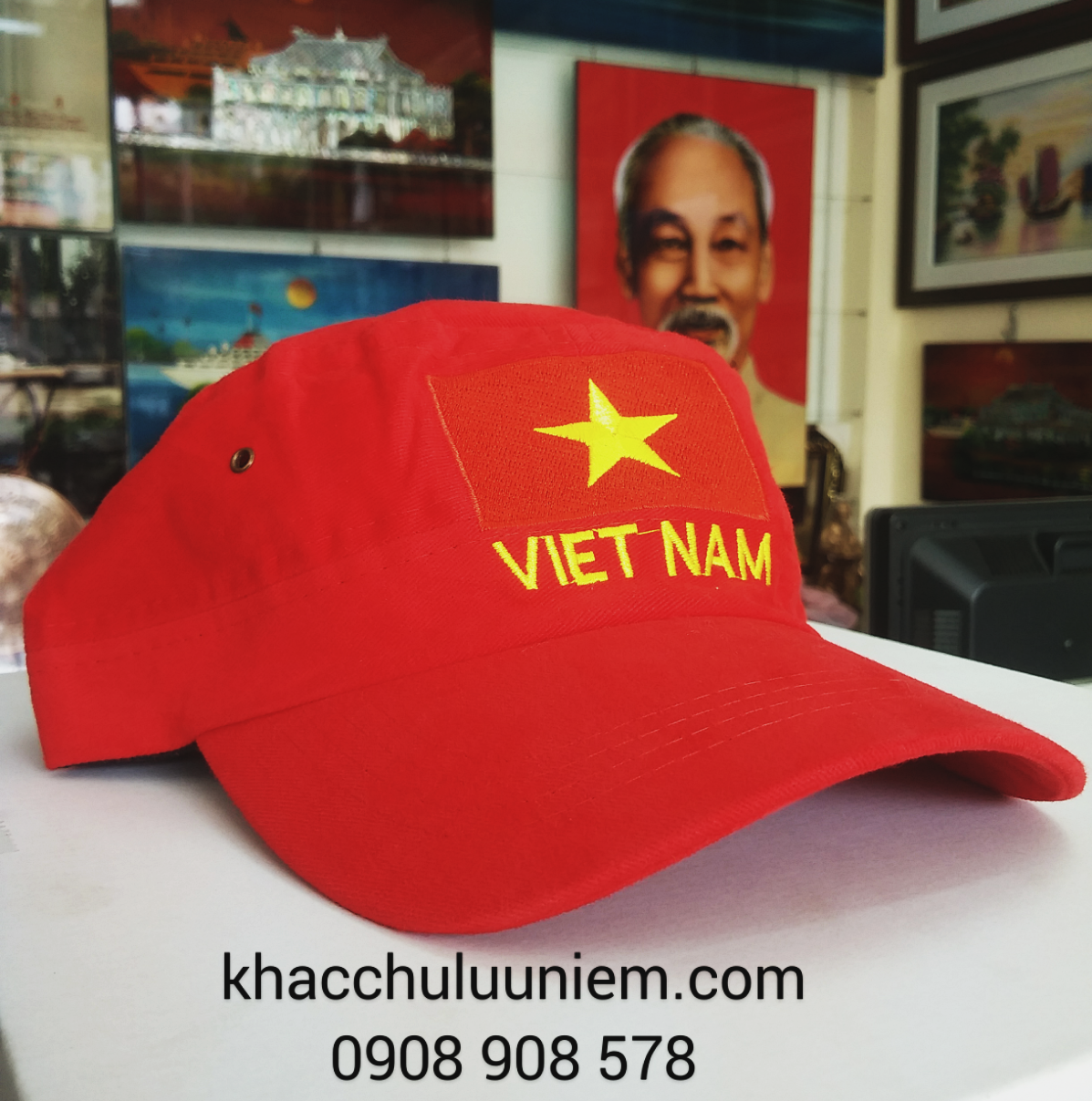 Nón kết chóp bằng màu đỏ